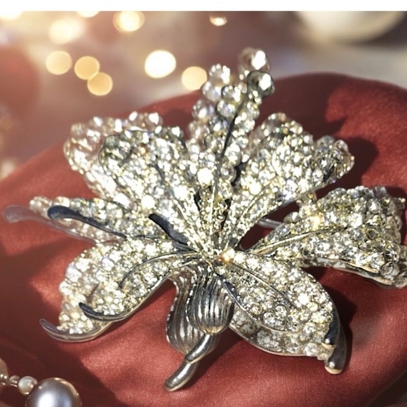 NWT Silver Rhinestone Brooch 2" Floral Lily Perfect Gift Elegant Crystal Flower - Picture 7 of 8